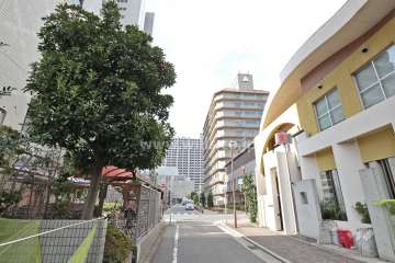 敷地南側の前面道路（東側から）