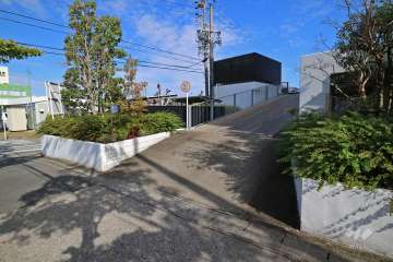 駐車場出入り口（2階部分）