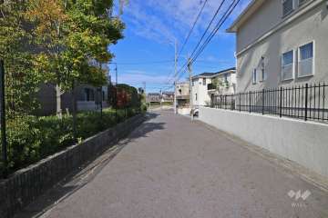 敷地東側の前面道路（南側から）