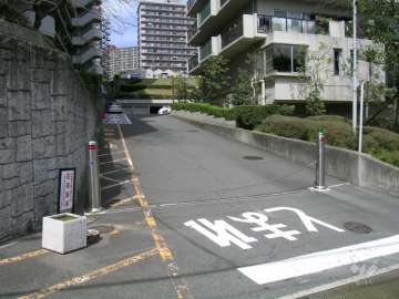 ロボットゲート付きの駐車場入口