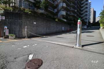 駐車場の出入口（ロボットゲート付き）