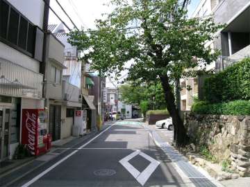 周辺は駅前ながら、落ち着いた雰囲気