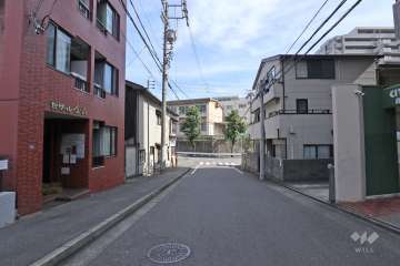 敷地西側の前面道路（北側から）