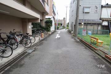 敷地西側の前面道路（北側から）