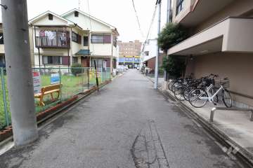 敷地西側の前面道路（南側から）