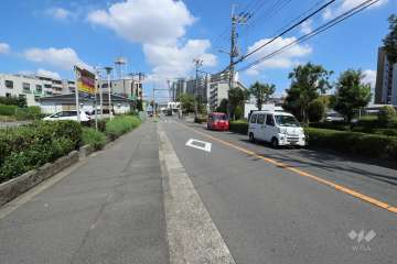 敷地西側の前面道路（南側から）