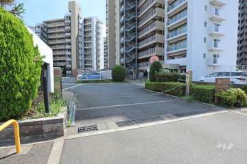 駐車場の出入口（ロボットゲート付き）