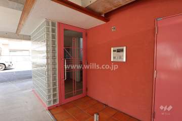 エントランスはオートロック付きです。