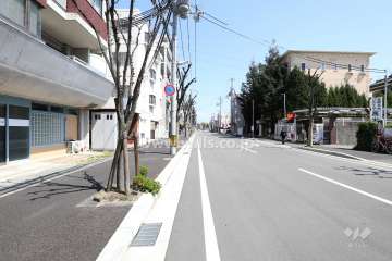 敷地北側の前面道路。西にまっすぐ行けば駅につながっています。