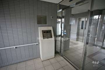 エントランスはオートロック付きです。