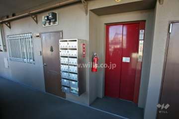 共用ポストとエレベーター