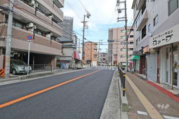 敷地北東側の前面道路(北西側から)