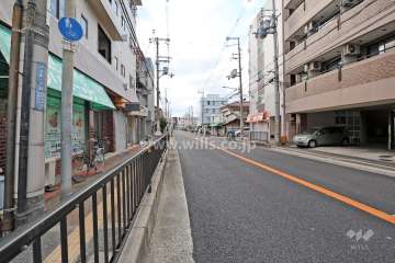 敷地北東側の前面道路(南東側から)