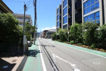 敷地南側の前面道路（西方向）