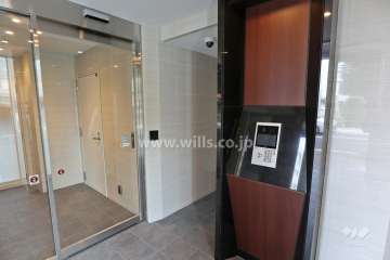 エントランスはオートロック付きです。