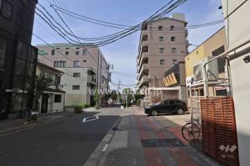 敷地西側の前面道路（南側から）