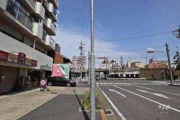 敷地南側の前面道路（西側から）