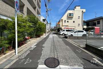 敷地南側の前面道路（西側から）