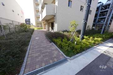 駐輪場へのアプローチ