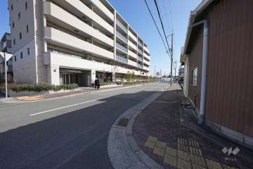 敷地南東側の前面道路（南西側から）