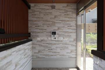 エントランスはオートロック付きです。