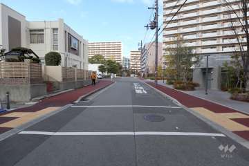 敷地西側の前面道路