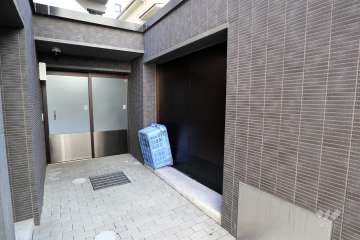 ゴミ置き場と駐輪場入口