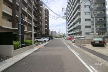 敷地北側の前面道路。道幅の広い一方通行の道路です。