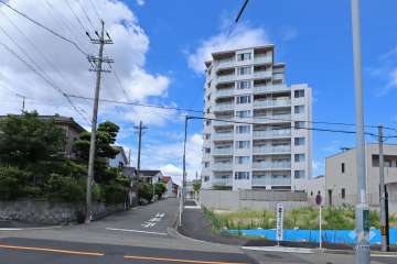 プラセシオン瑞穂神前の遠景。周辺はマンションと一戸建てなどが混在する静かな住宅地です。