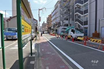 敷地北側の前面道路（西側から）