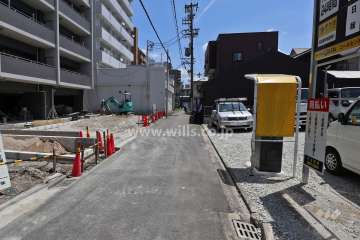 敷地南側の前面道路（西側から）