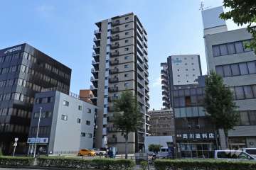 オープンレジデンシア神宮前の遠景。すぐ西側を県道226号熱田停車場伝馬線が走っていあmす。