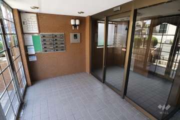 エントランスはオートロック付きです。