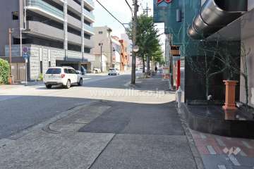 敷地西側の前面道路