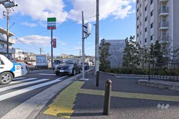 敷地北側の前面道路（西側から）