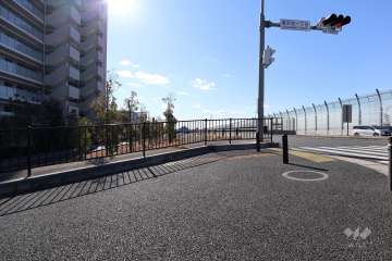 敷地西側の前面道路（北側から）