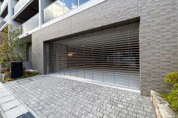 駐車場の出入り口（リングシャッター付き）