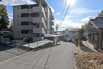 敷地西側の前面道路