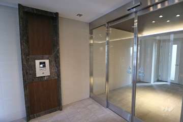 エントランスはオートロック付きです。