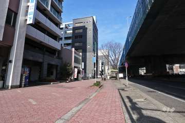 敷地東側は、名古屋高速都心環状線と空港線に面しています。
