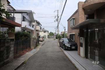 マンションの北側前面道路（西側から）