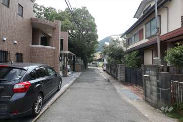 マンションの北側前面道路（東側から）