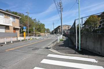 北側は環状2号線に繋がる道路が通っています。