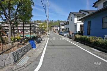 敷地南東側の前面道路(南西側から)