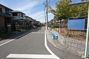 敷地南西側の前面道路(南東側から)