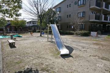 敷地南側にある「滝ノ水東公園」