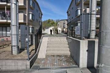 南西側の敷地入り口