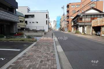 敷地東側の前面道路（南側から）