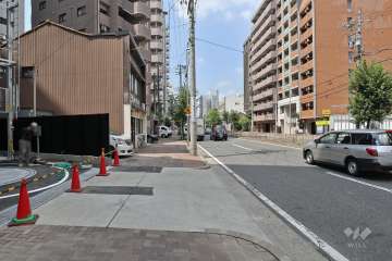 敷地北側の前面道路（東側から）