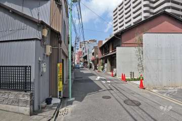 敷地南側の前面道路（東側から）